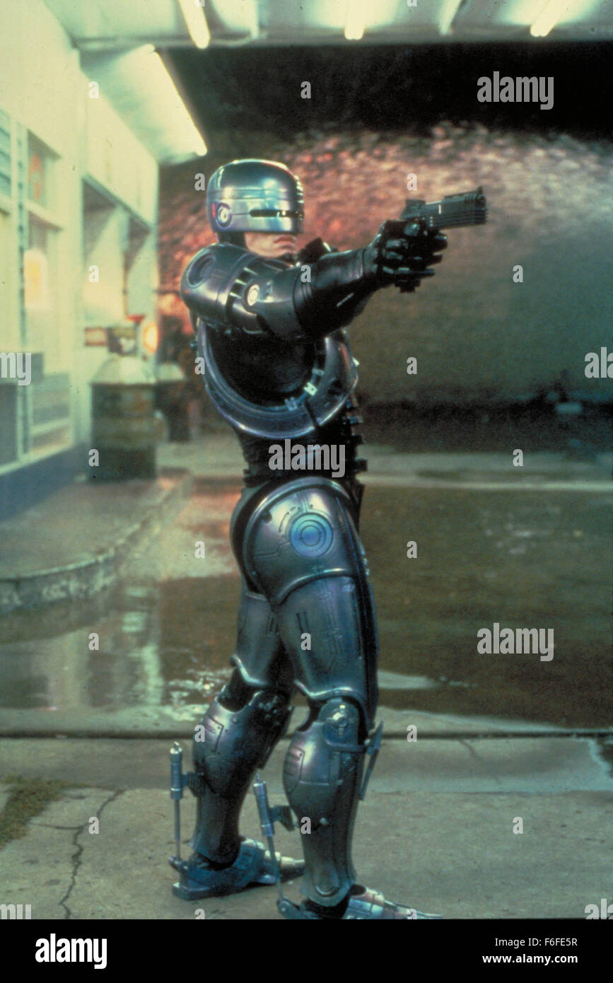 Mai 17, 1987, Dallas, TX, USA ; Photo : une scène de 'RoboCop', un film de 1987 réalisé par Paul Verhoeven avec PETER WELLER, RoboCop et NANCY ALLEN en tant qu'officier Anne Lewis. Banque D'Images