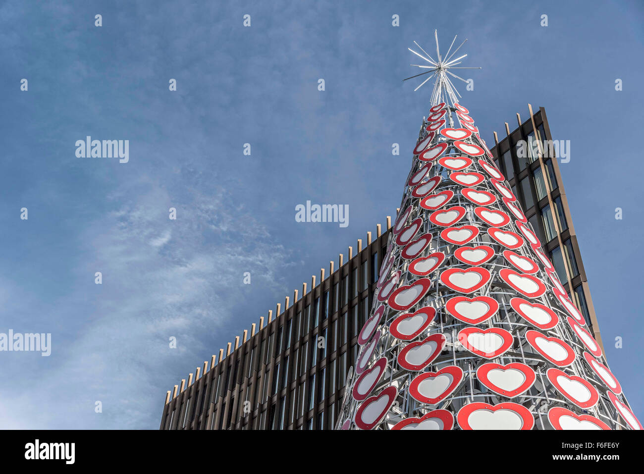 Arbre de Noël moderne Liverpool One. Le Merseyside. Nord-ouest de l'Angleterre. Banque D'Images