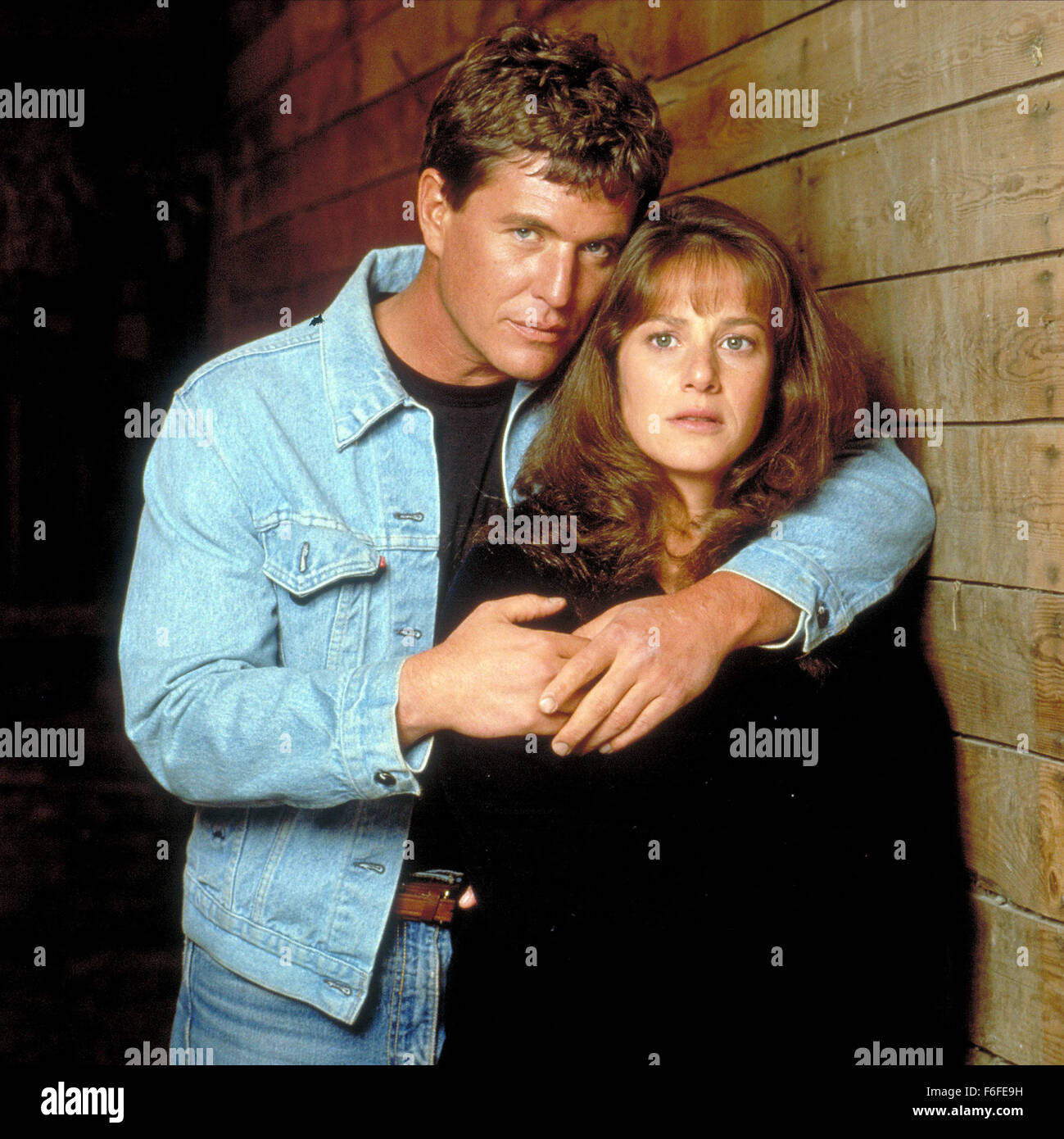 Aug 26, 1988 ; Calgary, Alberta, Canada ; Tom Berenger comme Gary Simmons et Debra Winger comme Katie Phillips/Cathy Weaver dans le romantique, action, drama film ''trahi'' réalisé par Costa-Gavras. Banque D'Images