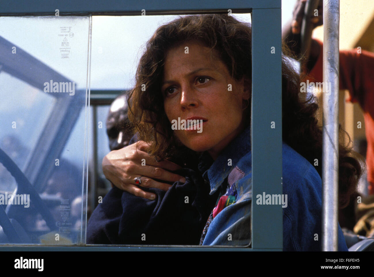 DATE DE SORTIE : Sep 23, 1988. Titre du film : Gorilles dans la brume : The Story of Dian Fossey. STUDIO : Universal Pictures. PLOT : Sigourney Weaver stars comme Dian Fossey, dans cette histoire vraie à propos de l'étude des gorilles Fossey et ses efforts pour arrêter la décimation de la disparition de singes. Sur la photo : Sigourney Weaver comme Dian Fossey. Banque D'Images