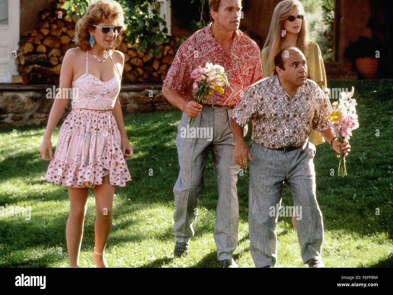 Dec 08, 1988 ; Hollywood, CA, USA ; Arnold Schwarzenegger (centre gauche) comme Julius Benedict et DANNY DEVITO (centre droit) comme Vincent Benoît dans la comédie ''jumeaux'' réalisé par Ivan Reitman. Banque D'Images