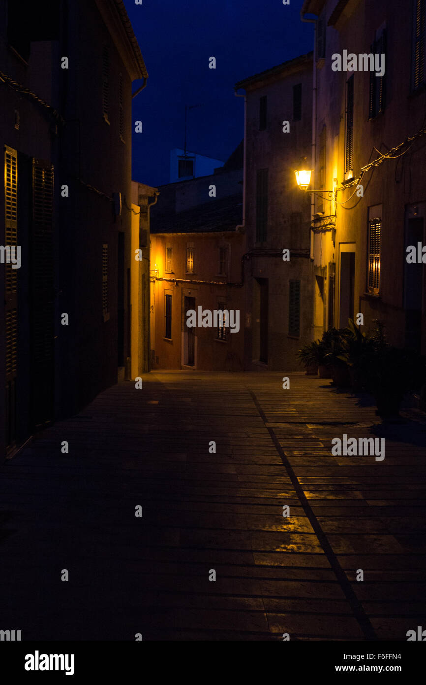 Scène de nuit de rue dans Alcudia Banque D'Images
