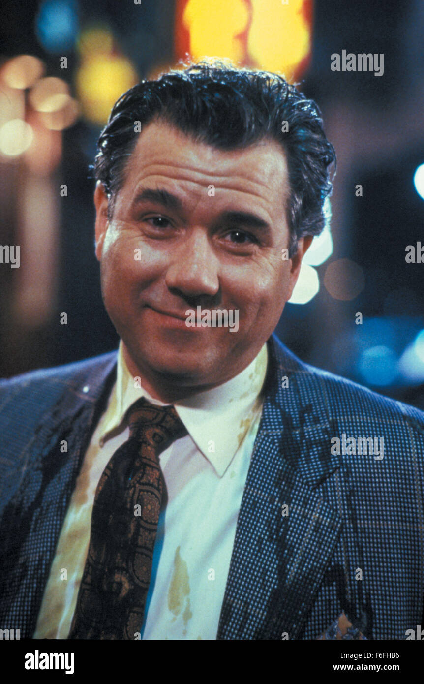 DATE DE SORTIE : Nov 03, 1989. Titre du film : deuxième vue. STUDIO : Lorimar Film Entertainment. Résumé : John Larroquette est le chef d'une agence de détectives qui est engagé pour trouver une personne disparue, probablement enlevés. Ils emploient l'aide d'un mystique/psychic pour aider à trouver la fille disparue. Photo : JOHN LARROQUETTE les testaments. Banque D'Images