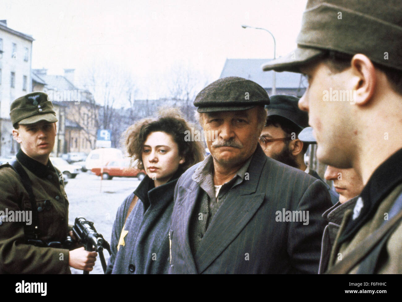 DATE DE SORTIE : 8 décembre 1989. Titre du film : triomphe de l'esprit. STUDIO : Nova International Films. PLOT : Fait d'après l'histoire d'un ancien boxeur olympique grec qui a été fait prisonnier pendant la seconde guerre mondiale et placés dans le camp de prisonniers d'Auschwitz. Il y a été autorisé à survivre aussi longtemps qu'il a lutté pour l'amusement de ses ravisseurs. Sur la photo : scène de film. Banque D'Images