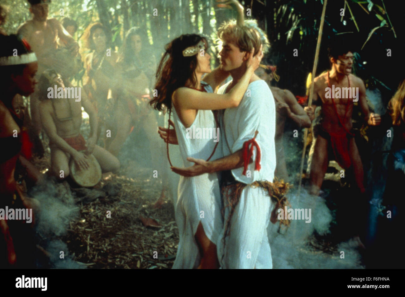 DATE DE SORTIE : Mars 16, 1990 TITRE DE LA VIDÉO : The Forbidden Dance Studio : 21e siècle Film Corporation Directeur : Graydon Clark PLOT : Tourné pendant la Lambada dance craze (si il n'a jamais été un), ce film tente d'avoir une conscience sociale. Une princesse Laura (hareng) dans les forêts pluviales d'Amazon essaie de lutter contre un conglomérat qui menace la forêt en allant à Los Angeles. Là, elle s'associe avec un riche kid (Jeff James) qui lui dit qu'elle doit obtenir à la télévision pour réussir sa mission. Rapide comme un clin d'oeil les deux eu l'idée de gagner un concours de danse lambada qui s'plat Banque D'Images