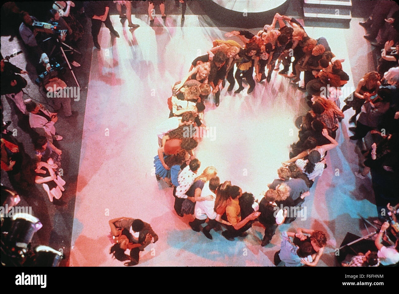 DATE DE SORTIE : Mars 16, 1990 TITRE DE LA VIDÉO : The Forbidden Dance Studio : 21e siècle Film Corporation Directeur : Graydon Clark PLOT : Tourné pendant la Lambada dance craze (si il n'a jamais été un), ce film tente d'avoir une conscience sociale. Une princesse Laura (hareng) dans les forêts pluviales d'Amazon essaie de lutter contre un conglomérat qui menace la forêt en allant à Los Angeles. Là, elle s'associe avec un riche kid (Jeff James) qui lui dit qu'elle doit obtenir à la télévision pour réussir sa mission. Rapide comme un clin d'oeil les deux eu l'idée de gagner un concours de danse lambada qui s'plat Banque D'Images