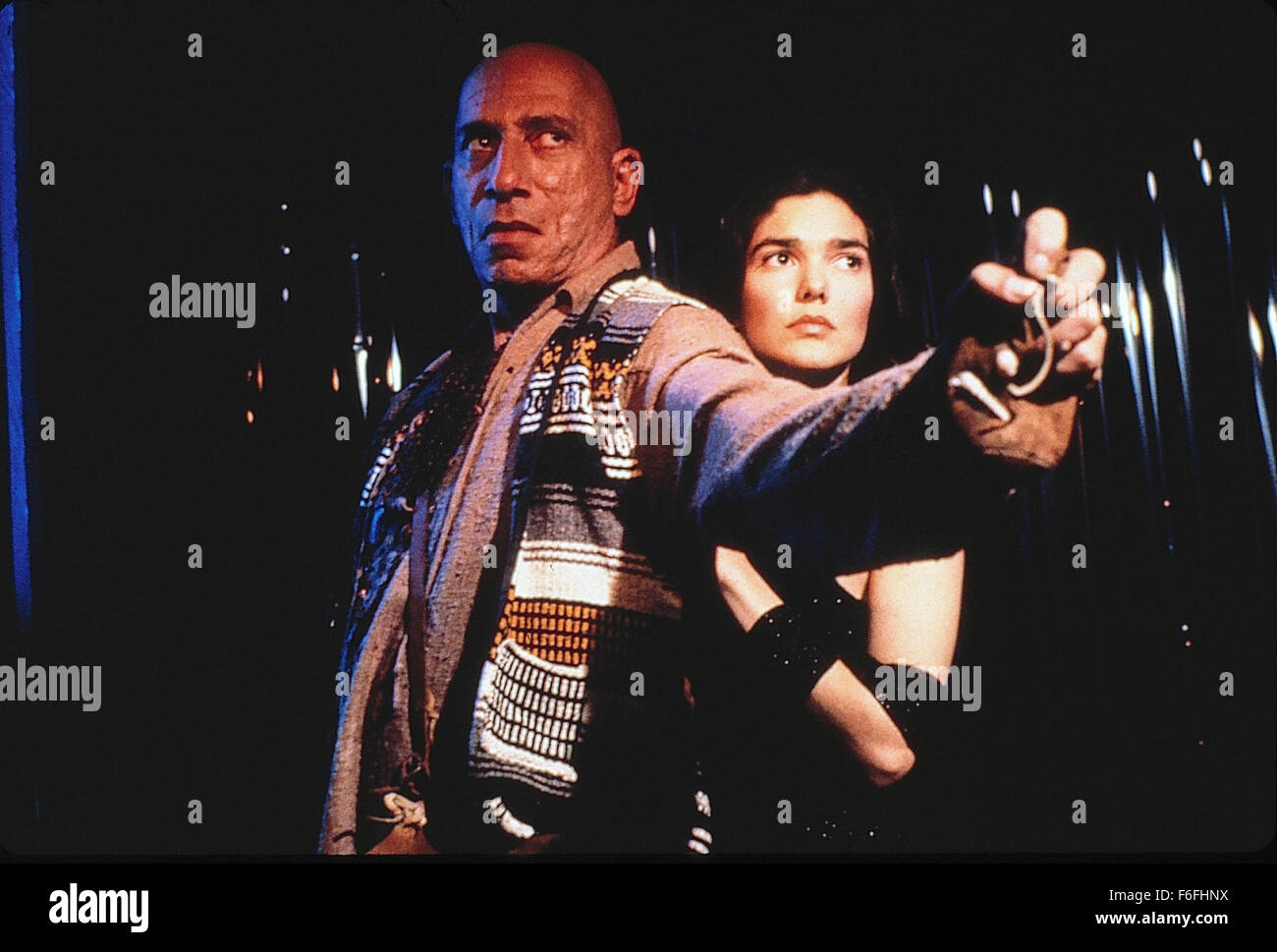 DATE DE SORTIE : Mars 16, 1990 TITRE DE LA VIDÉO : The Forbidden Dance Studio : 21e siècle Film Corporation Directeur : Graydon Clark PLOT : Tourné pendant la Lambada dance craze (si il n'a jamais été un), ce film tente d'avoir une conscience sociale. Une princesse Laura (hareng) dans les forêts pluviales d'Amazon essaie de lutter contre un conglomérat qui menace la forêt en allant à Los Angeles. Là, elle s'associe avec un riche kid (Jeff James) qui lui dit qu'elle doit obtenir à la télévision pour réussir sa mission. Rapide comme un clin d'oeil les deux eu l'idée de gagner un concours de danse lambada qui s'plat Banque D'Images