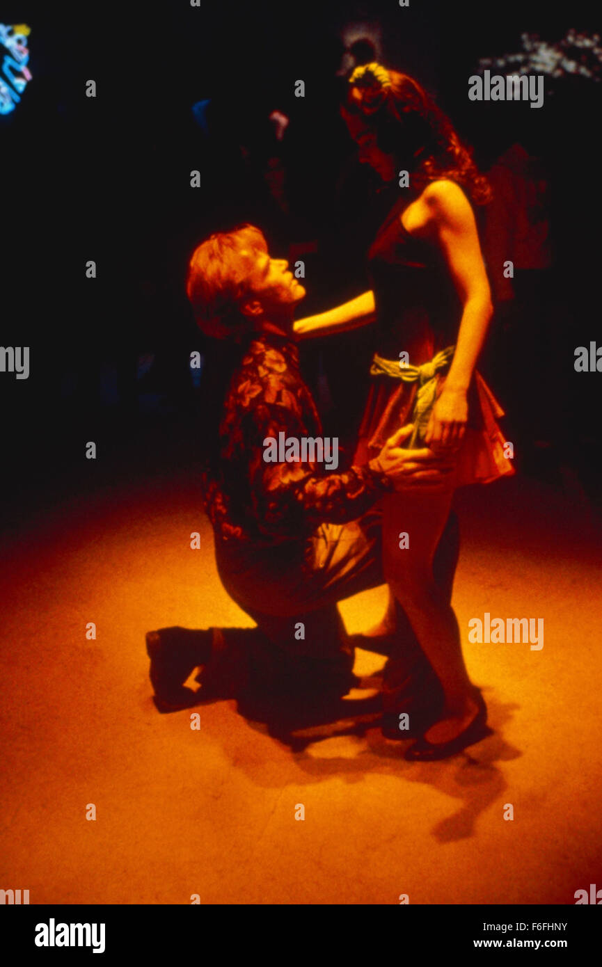 DATE DE SORTIE : Mars 16, 1990 TITRE DE LA VIDÉO : The Forbidden Dance Studio : 21e siècle Film Corporation Directeur : Graydon Clark PLOT : Tourné pendant la Lambada dance craze (si il n'a jamais été un), ce film tente d'avoir une conscience sociale. Une princesse Laura (hareng) dans les forêts pluviales d'Amazon essaie de lutter contre un conglomérat qui menace la forêt en allant à Los Angeles. Là, elle s'associe avec un riche kid (Jeff James) qui lui dit qu'elle doit obtenir à la télévision pour réussir sa mission. Rapide comme un clin d'oeil les deux eu l'idée de gagner un concours de danse lambada qui s'plat Banque D'Images