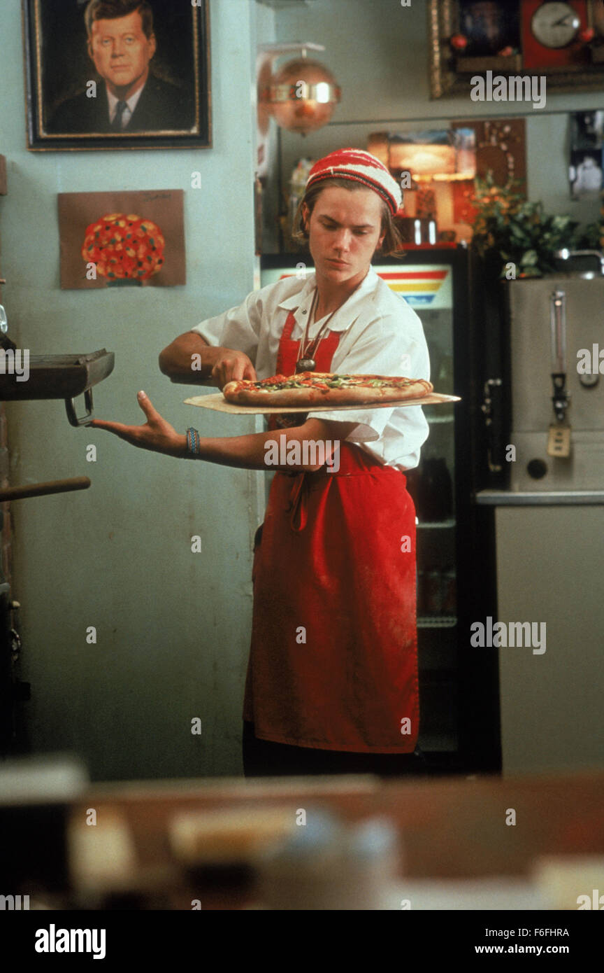 DATE DE SORTIE : 6 avril 1990 TITRE DE LA VIDÉO : Je vous aime à mort STUDIO : TriStar Pictures Réalisateur : Lawrence Kasdan PLOT : Joey est propriétaire d'un salon de pizza, et est marié à Rosalee, et est un coureur de jupons. Rosalee va à l'extrême quand elle découvre qu'il a triché. Sur la photo : RIVER PHOENIX comme Devo Nod. (Crédit Image : c TriStar Pictures/photos) Banque D'Images