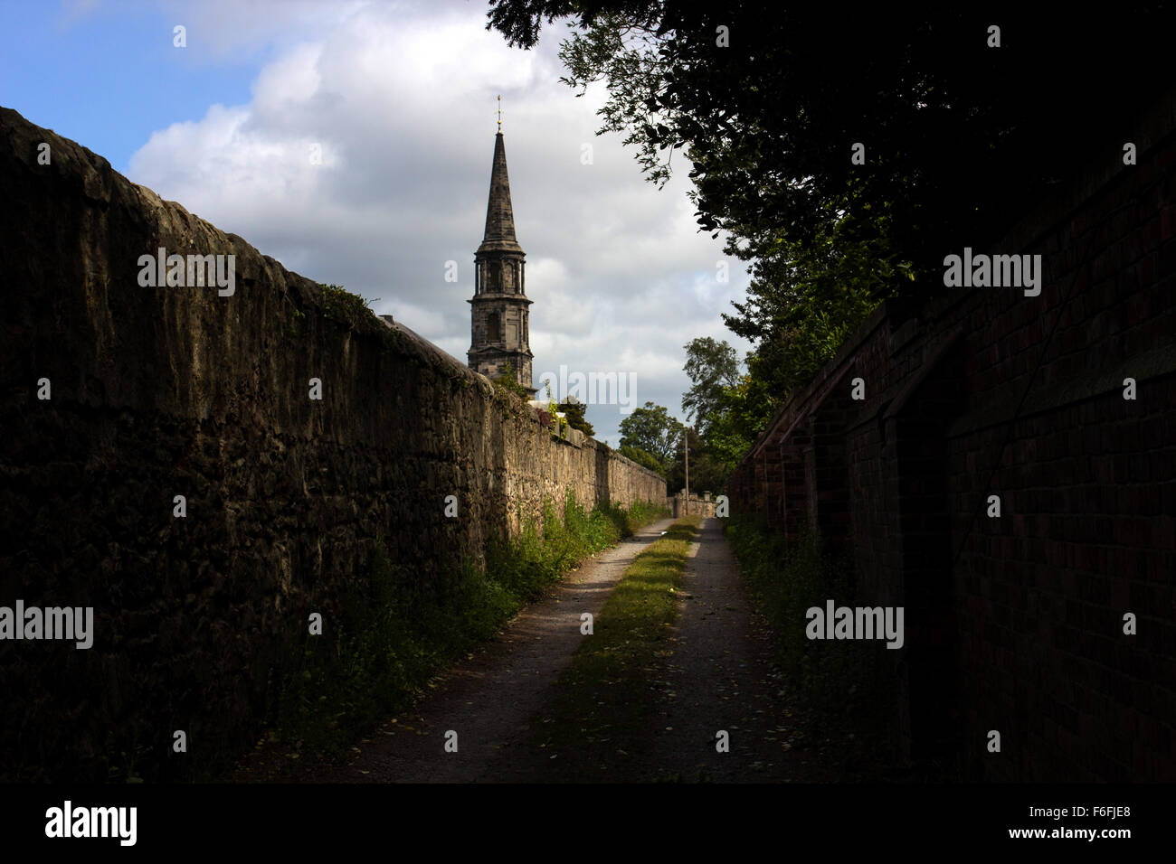 Clocher d'église à la fin de la ruelle à Inveresk Banque D'Images