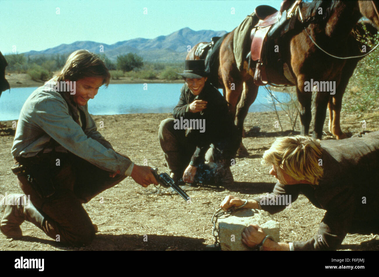 DATE DE SORTIE : Août 01, 1990 TITRE DU FILM : Young Guns II STUDIO : 20th Century Fox Réalisateur : Geoff Murphy RÉSUMÉ : Billy 'The Kid' et sa bande est voulu par la loi, et lorsque 'Doc' Scurlock et Chavez sont capturés, Billy a pour les sauver. Ils s'échappent et le sud pour le Mexique. 'Nous allons embaucher un voleur pour attraper un", a déclaré John S. Chisum, donc il a payé un de Pat Garrett, Billy's ex-partenaires, 1 000 $ pour le meurtre de William H. Bonney aka 'Billy The Kid'. Sur la photo : Emilio Estevez que William H. 'Billy the Kid' Bonney et LOU DIAMOND PHILLIPS comme 'Jose' Chavez Y Chavez. (Crédit Image : c Twe Banque D'Images