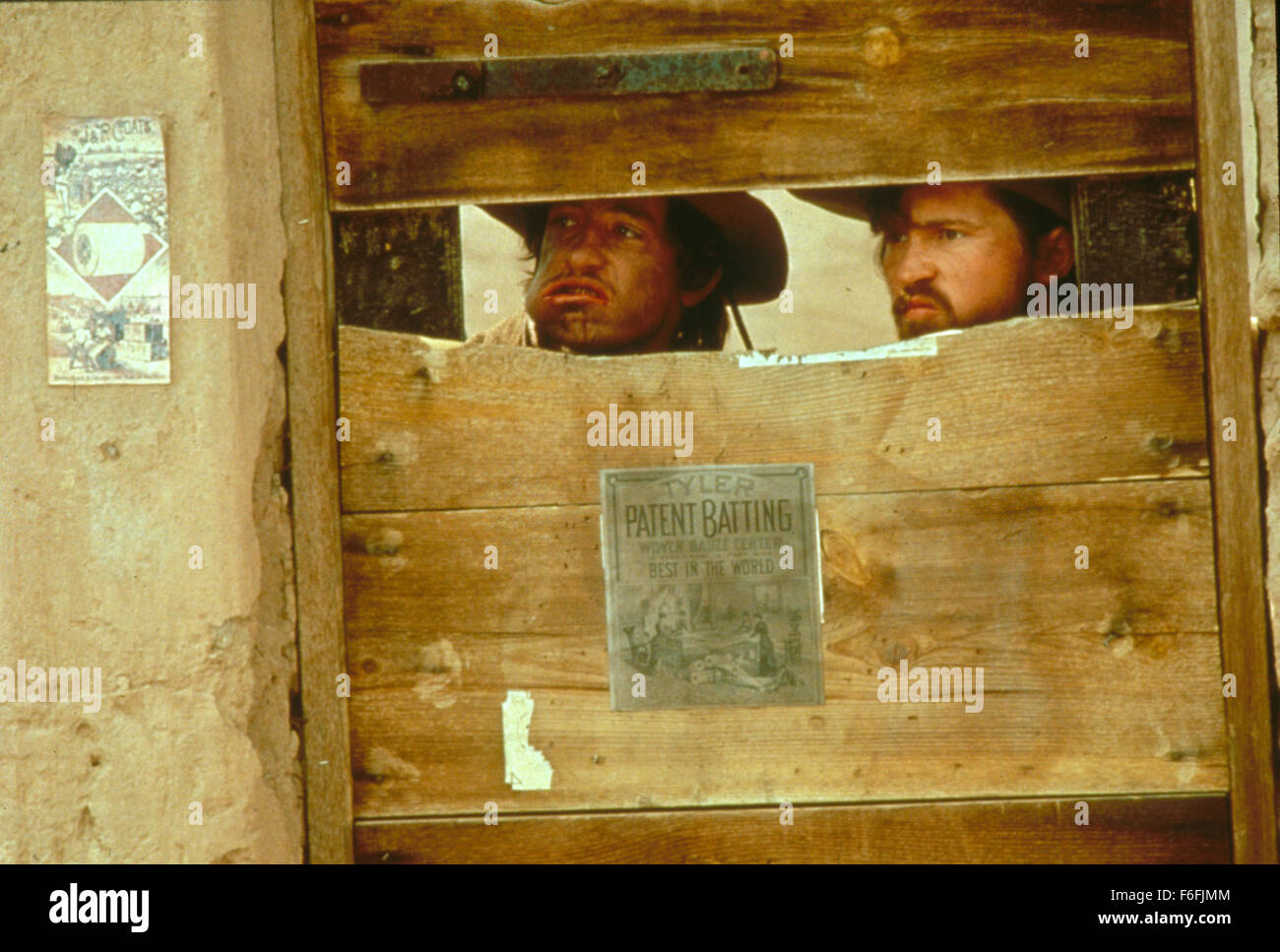 DATE DE SORTIE : Août 01, 1990 TITRE DU FILM : Young Guns II STUDIO : 20th Century Fox Réalisateur : Geoff Murphy RÉSUMÉ : Billy 'The Kid' et sa bande est voulu par la loi, et lorsque 'Doc' Scurlock et Chavez sont capturés, Billy a pour les sauver. Ils s'échappent et le sud pour le Mexique. 'Nous allons embaucher un voleur pour attraper un", a déclaré John S. Chisum, donc il a payé un de Pat Garrett, Billy's ex-partenaires, 1 000 $ pour le meurtre de William H. Bonney aka 'Billy The Kid'. Sur la photo : Scène du film. (Crédit Image : c Twentieth Century Fox/photos) Banque D'Images