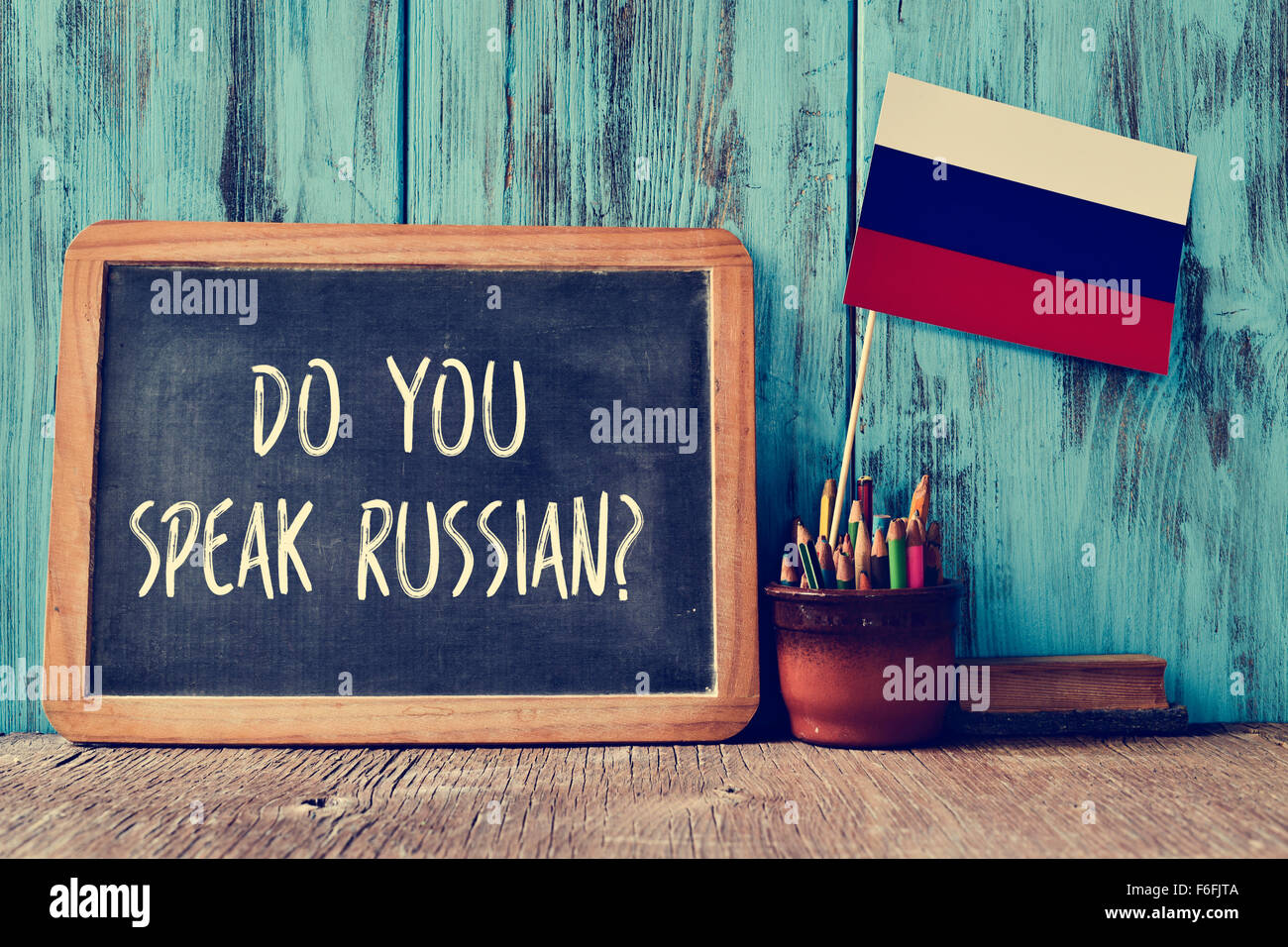 Un tableau sur la question parlez-vous le russe ? Écrit en C, un pot avec des crayons, des livres et le drapeau de la Russie, sur un Banque D'Images