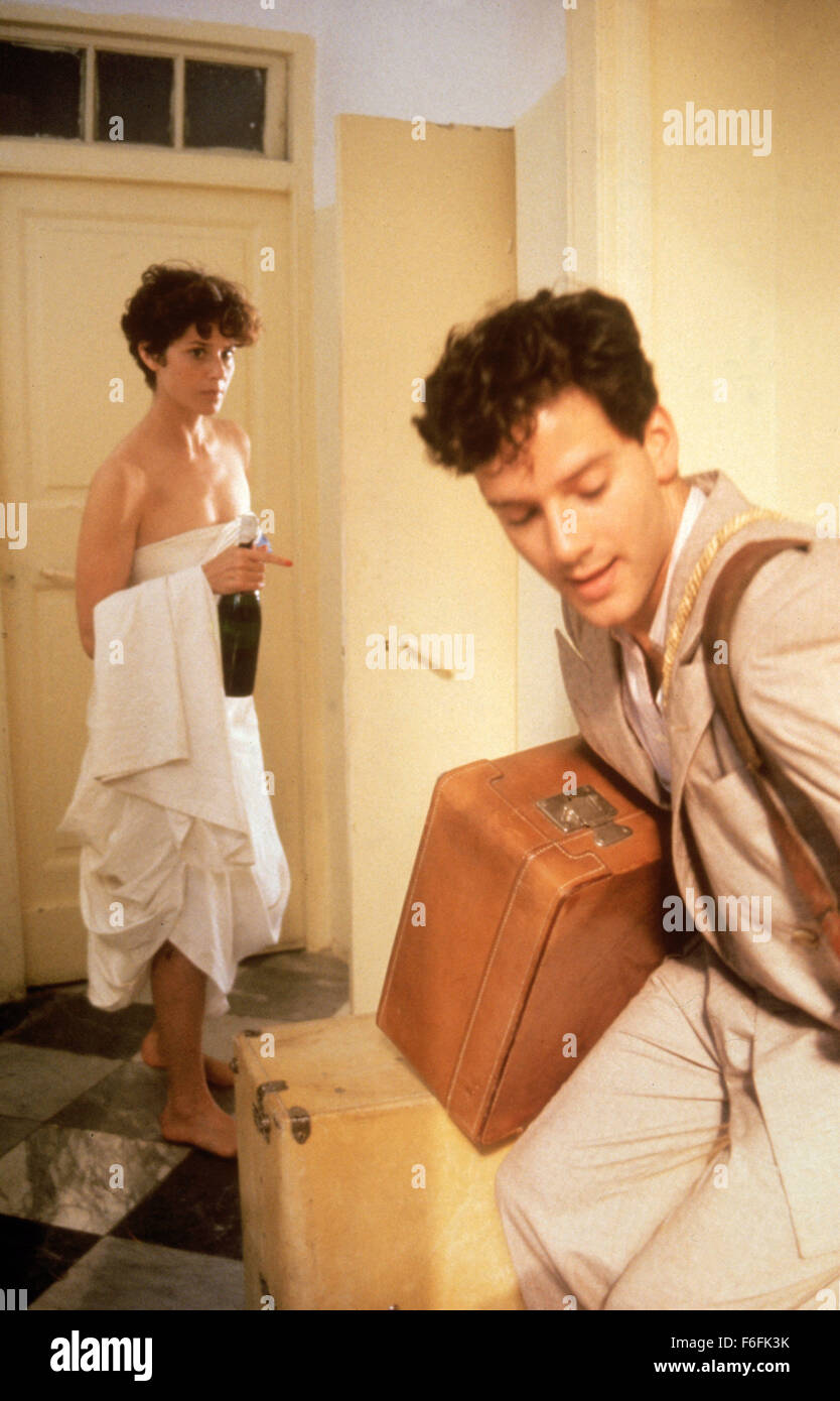 DATE DE SORTIE : Décembre 12, 1990 TITRE DE LA VIDÉO : l'Sheltering Sky STUDIO : Sahara occidental Directeur de l'entreprise : Bernardo Bertolucci Résumé : L'artiste américain et Port Moresby Kit deux voyages sans but à travers l'Afrique, à la recherche de nouvelles expériences qui pourraient donner un nouveau sens à leur relation. Mais le vol à destination de régions éloignées conduit les deux seulement plus profondément dans le désespoir. Sur la photo : Debra Winger comme Kit Moresby et CAMPBELL SCOTT comme George Tunner. (Crédit Image : c Warner Bros Pictures/photos) Banque D'Images