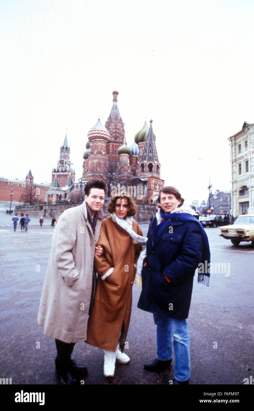 DATE DE SORTIE : 7 février 1992. Titre du film : Retour à l'URSS. STUDIO : JVC Entertainment Networks. Résumé : Au cours de la perestroïka de Gorbatchev, Archer Sloan, un étudiant de Chicago, visites Moscou tandis que l'Union soviétique est en train de changer de parti communiste à Wild West la société capitaliste. Par malchance, il devient un pion dans un dangereux jeu du chat et de la souris pour une vierge noire, une icône précieuse, qui a été volé de clergé orthodoxe russe par l'augmentation rapide, riche et corrompu mafia russe, puis par un marché noir-girl il a suivi tout comme un flirt qui ne savait pas elle-même ce qu'elle a entaillé. Le bien-connecté m Banque D'Images