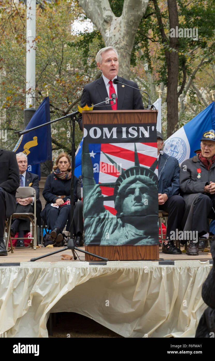 New York, NY USA - 11 novembre 2015 : le secrétaire à la Marine Ray Mabus assiste à la cérémonie marquant le Veteran's Day Parade avant sur Madison Square Park Banque D'Images