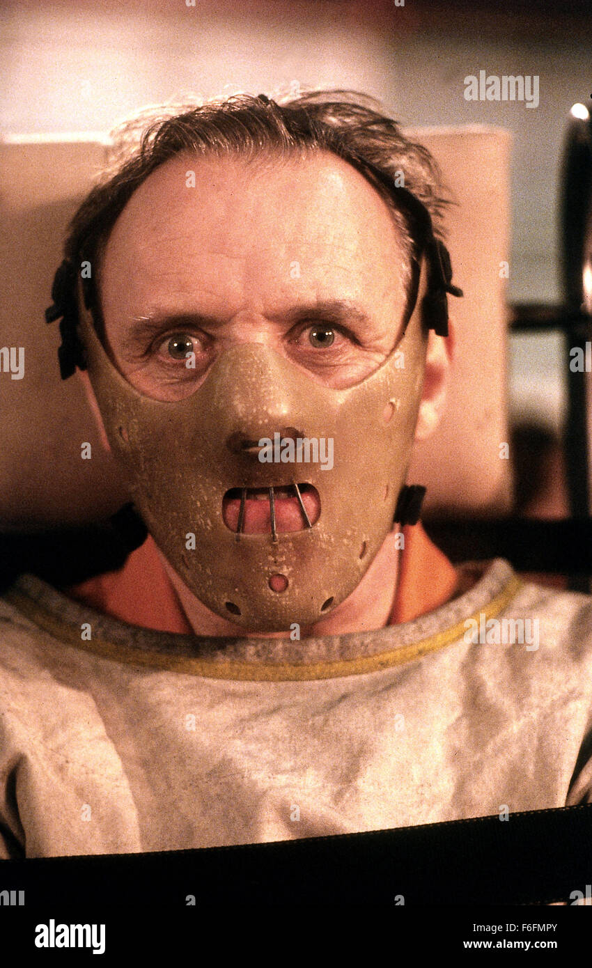 DATE DE SORTIE : Février 14, 1991. Titre du film : Le Silence des agneaux. STUDIO : Orion Pictures. Résumé : un jeune cadet du FBI doit se confier à un tueur manipulateur et incarcérés pour recevoir son aide sur la capture d'un autre tueur en série qui skins ses victimes. Photo : Anthony Hopkins comme le Dr Hannibal Lecter. Banque D'Images