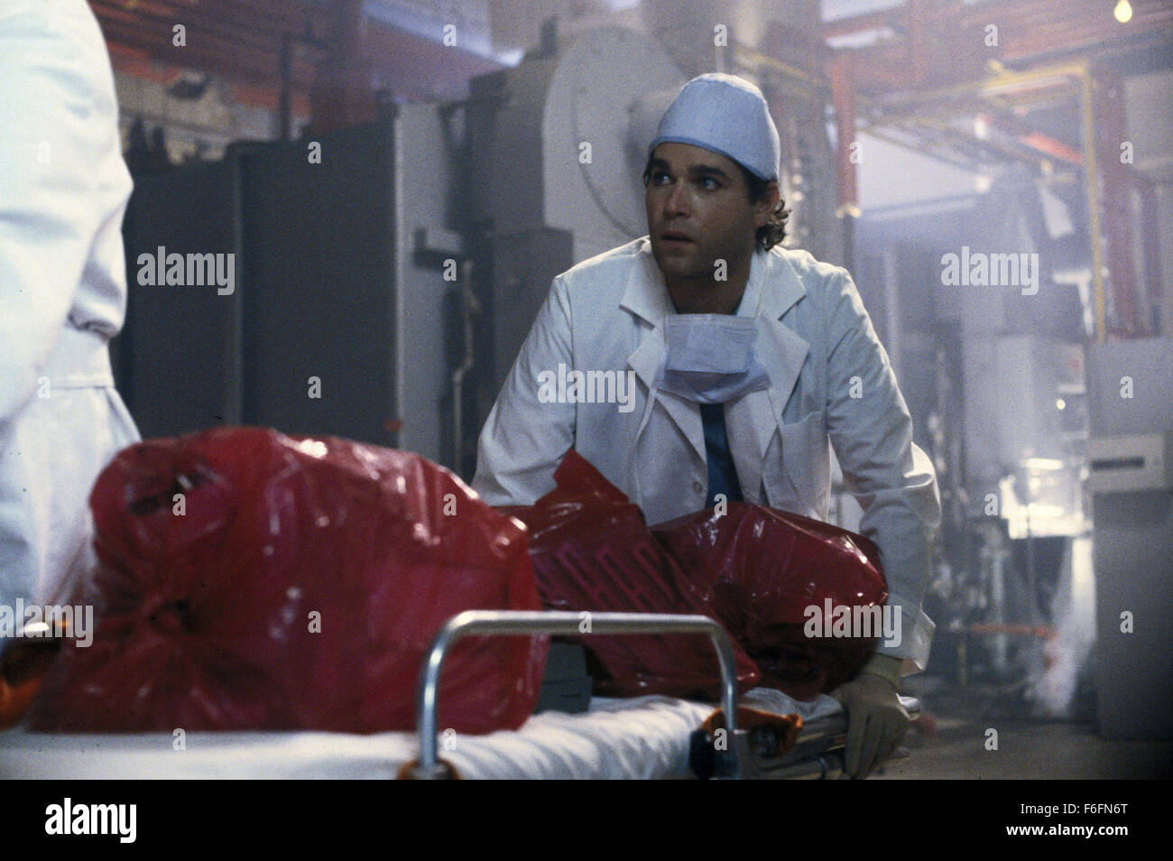 DATE DE SORTIE : Mars 13, 1992. Titre du film : l'article 99. STUDIO : Orion Pictures. Résumé : Un groupe de médecins dans un hôpital des anciens combattants doivent faire face à leur situation désespérée : trop de patients et pas assez de lits. La principale cause de leurs problèmes est de rigueur bureaucratique par les administrateurs de l'hôpital. Les médecins sont déterminés à donner le meilleur service qu'ils peuvent, même si cela signifie qu'en défiant les ordres de la direction et d'effectuer des opérations non autorisées. Sur la photo : Ray Liotta comme le Dr Richard Sturgess. Banque D'Images