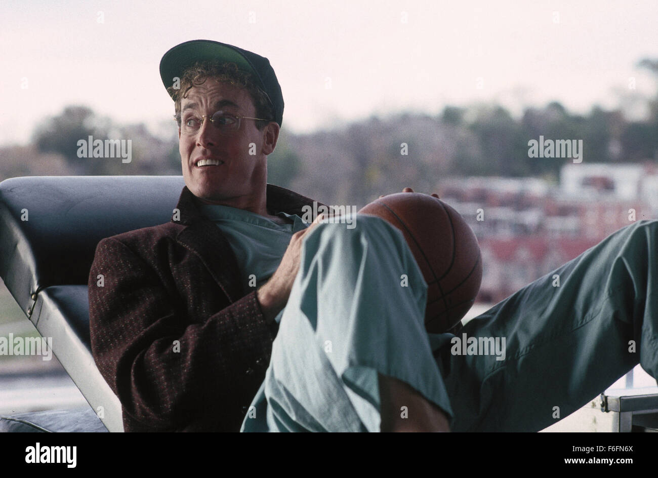 DATE DE SORTIE : Mars 13, 1992. Titre du film : l'article 99. STUDIO : Orion Pictures. Résumé : Un groupe de médecins dans un hôpital des anciens combattants doivent faire face à leur situation désespérée : trop de patients et pas assez de lits. La principale cause de leurs problèmes est de rigueur bureaucratique par les administrateurs de l'hôpital. Les médecins sont déterminés à donner le meilleur service qu'ils peuvent, même si cela signifie qu'en défiant les ordres de la direction et d'effectuer des opérations non autorisées. Photo : JOHN C. MCGINLEY comme Rudy Bobrick. Banque D'Images