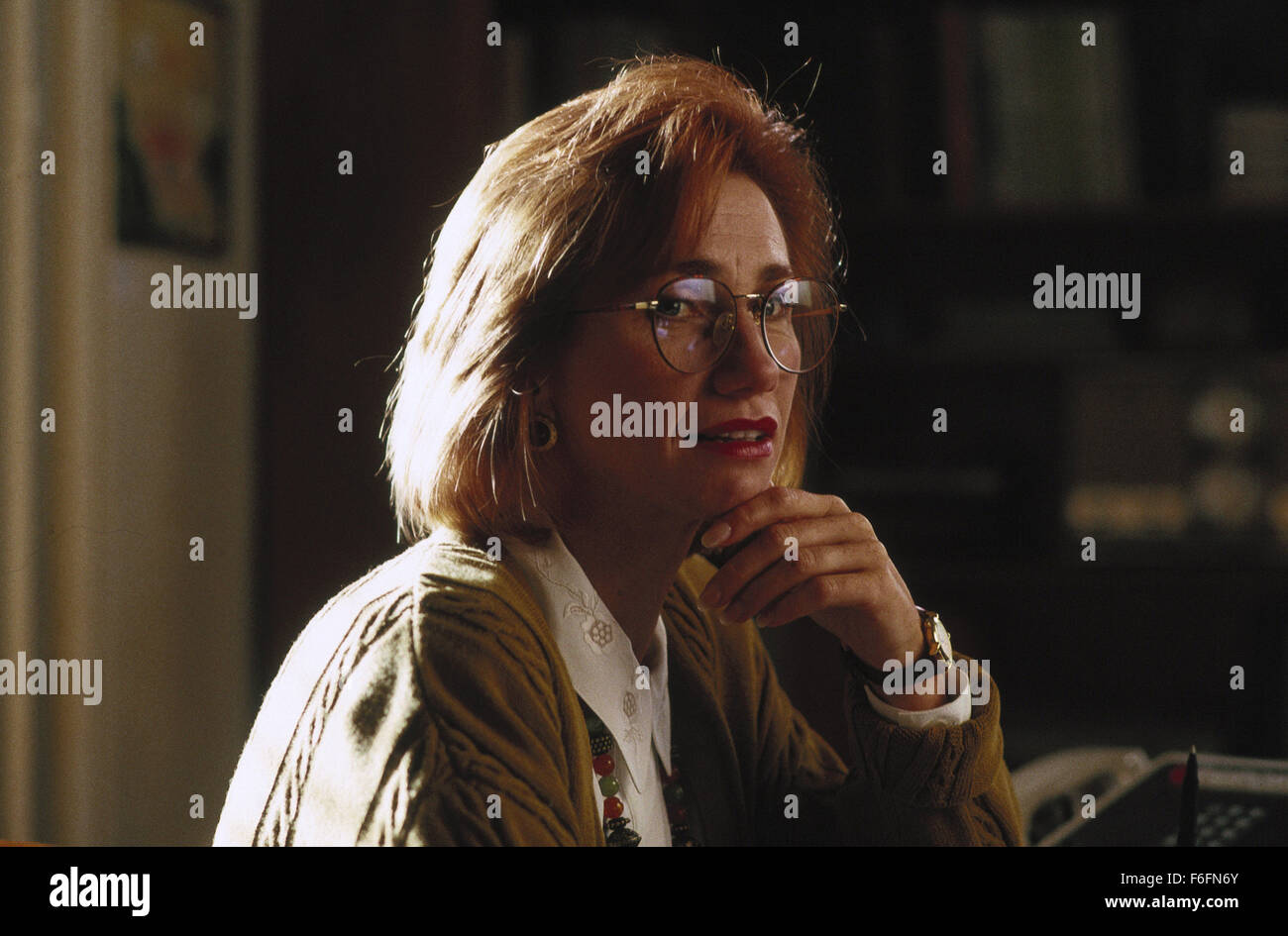 DATE DE SORTIE : Mars 13, 1992. Titre du film : l'article 99. STUDIO : Orion Pictures. Résumé : Un groupe de médecins dans un hôpital des anciens combattants doivent faire face à leur situation désespérée : trop de patients et pas assez de lits. La principale cause de leurs problèmes est de rigueur bureaucratique par les administrateurs de l'hôpital. Les médecins sont déterminés à donner le meilleur service qu'ils peuvent, même si cela signifie qu'en défiant les ordres de la direction et d'effectuer des opérations non autorisées. Sur la photo : KATHY BAKER comme Diana Walton. Banque D'Images