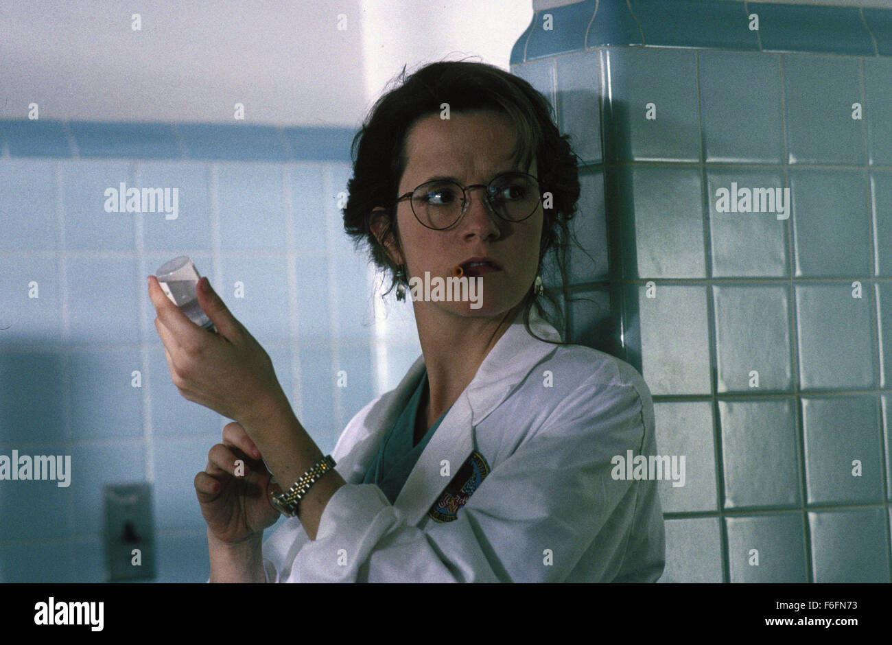 DATE DE SORTIE : Mars 13, 1992. Titre du film : l'article 99. STUDIO : Orion Pictures. Résumé : Un groupe de médecins dans un hôpital des anciens combattants doivent faire face à leur situation désespérée : trop de patients et pas assez de lits. La principale cause de leurs problèmes est de rigueur bureaucratique par les administrateurs de l'hôpital. Les médecins sont déterminés à donner le meilleur service qu'ils peuvent, même si cela signifie qu'en défiant les ordres de la direction et d'effectuer des opérations non autorisées. Sur la photo : LEA THOMPSON comme le Dr Robin Van Dorn. Banque D'Images