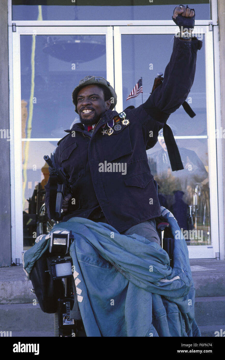 DATE DE SORTIE : Mars 13, 1992. Titre du film : l'article 99. STUDIO : Orion Pictures. Résumé : Un groupe de médecins dans un hôpital des anciens combattants doivent faire face à leur situation désespérée : trop de patients et pas assez de lits. La principale cause de leurs problèmes est de rigueur bureaucratique par les administrateurs de l'hôpital. Les médecins sont déterminés à donner le meilleur service qu'ils peuvent, même si cela signifie qu'en défiant les ordres de la direction et d'effectuer des opérations non autorisées. Photo : KEITH DAVID comme Luther Jermoe. Banque D'Images