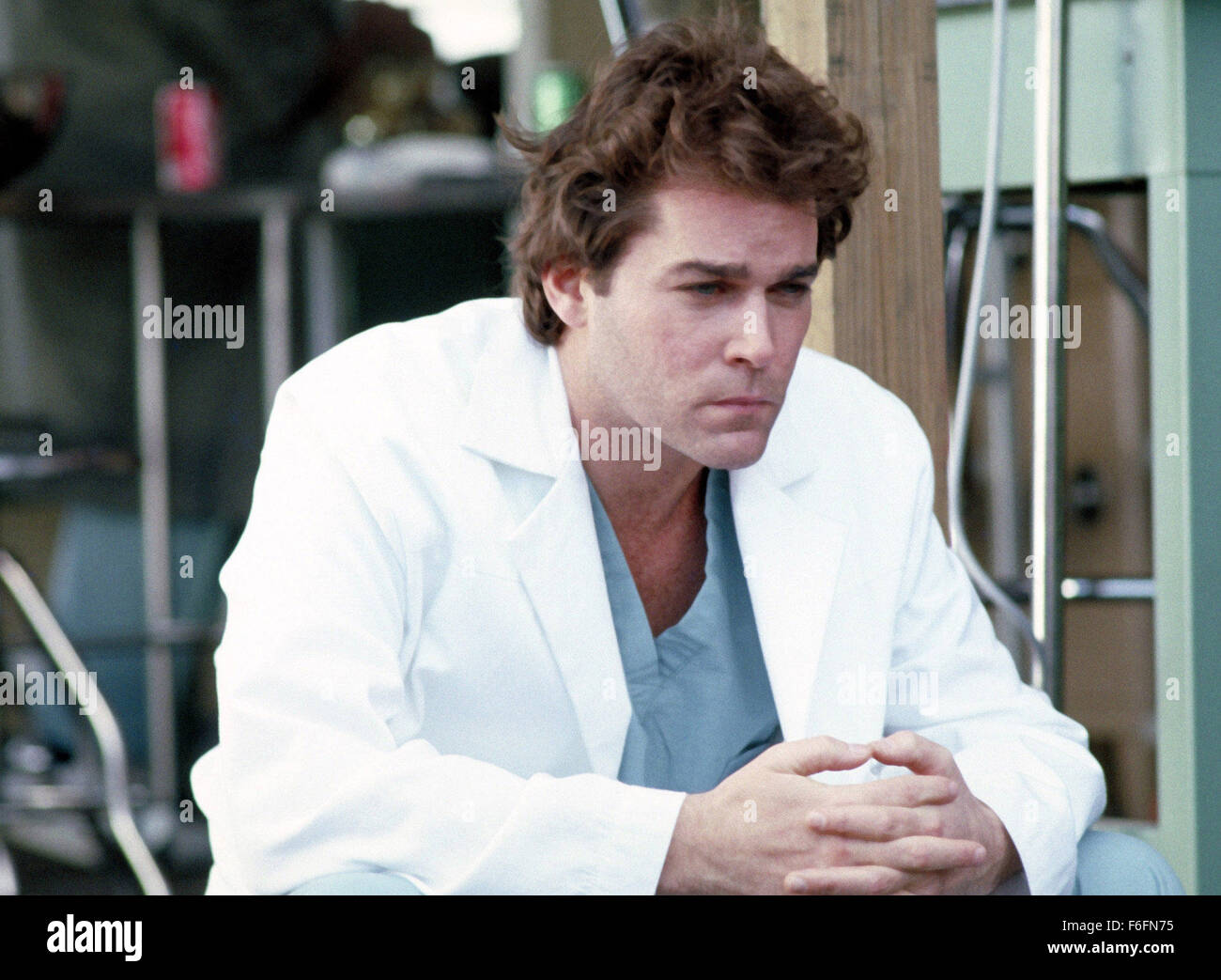 DATE DE SORTIE : Mars 13, 1992. Titre du film : l'article 99. STUDIO : Orion Pictures. Résumé : Un groupe de médecins dans un hôpital des anciens combattants doivent faire face à leur situation désespérée : trop de patients et pas assez de lits. La principale cause de leurs problèmes est de rigueur bureaucratique par les administrateurs de l'hôpital. Les médecins sont déterminés à donner le meilleur service qu'ils peuvent, même si cela signifie qu'en défiant les ordres de la direction et d'effectuer des opérations non autorisées. Sur la photo : Ray Liotta comme le Dr Richard Sturgess. Banque D'Images