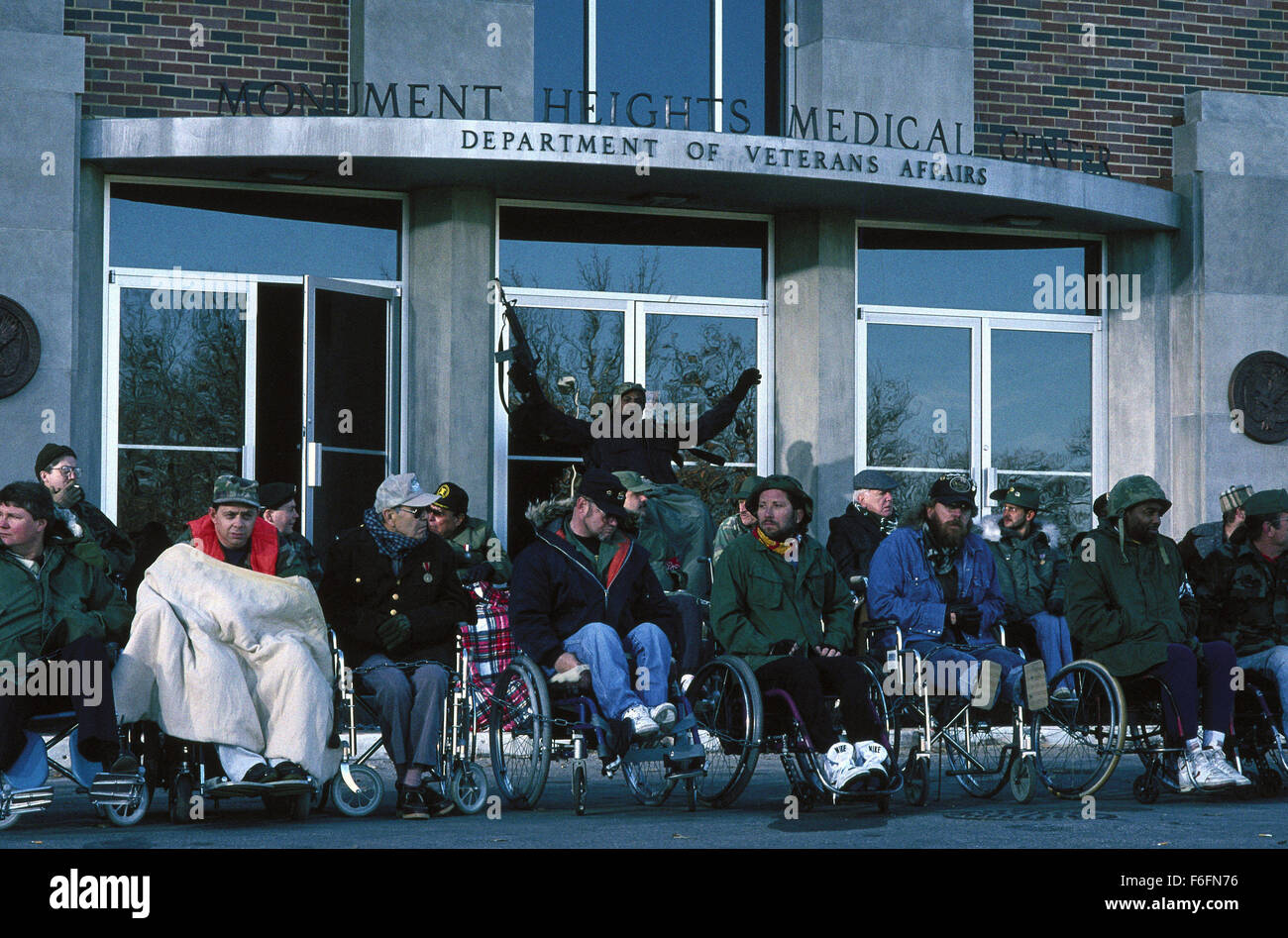 DATE DE SORTIE : Mars 13, 1992. Titre du film : l'article 99. STUDIO : Orion Pictures. Résumé : Un groupe de médecins dans un hôpital des anciens combattants doivent faire face à leur situation désespérée : trop de patients et pas assez de lits. La principale cause de leurs problèmes est de rigueur bureaucratique par les administrateurs de l'hôpital. Les médecins sont déterminés à donner le meilleur service qu'ils peuvent, même si cela signifie qu'en défiant les ordres de la direction et d'effectuer des opérations non autorisées. Sur la photo : Scène du film. Banque D'Images