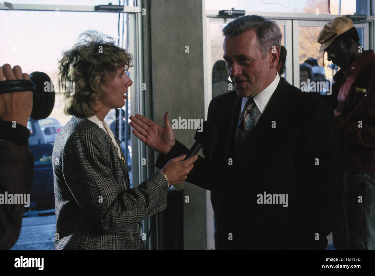 DATE DE SORTIE : Mars 13, 1992. Titre du film : l'article 99. STUDIO : Orion Pictures. Résumé : Un groupe de médecins dans un hôpital des anciens combattants doivent faire face à leur situation désespérée : trop de patients et pas assez de lits. La principale cause de leurs problèmes est de rigueur bureaucratique par les administrateurs de l'hôpital. Les médecins sont déterminés à donner le meilleur service qu'ils peuvent, même si cela signifie qu'en défiant les ordres de la direction et d'effectuer des opérations non autorisées. Sur la photo : Scène du film. Banque D'Images