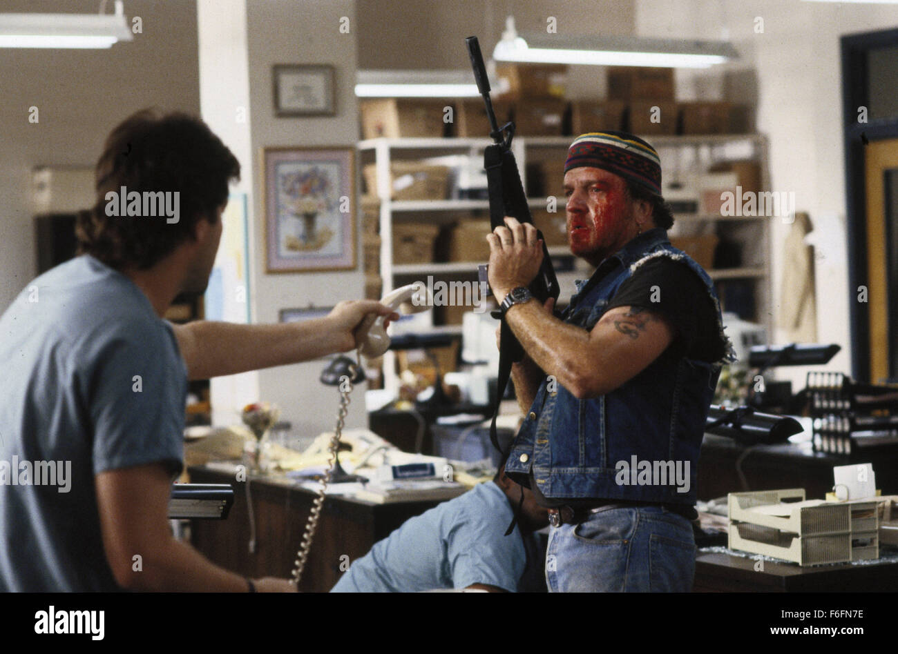 DATE DE SORTIE : Mars 13, 1992. Titre du film : l'article 99. STUDIO : Orion Pictures. Résumé : Un groupe de médecins dans un hôpital des anciens combattants doivent faire face à leur situation désespérée : trop de patients et pas assez de lits. La principale cause de leurs problèmes est de rigueur bureaucratique par les administrateurs de l'hôpital. Les médecins sont déterminés à donner le meilleur service qu'ils peuvent, même si cela signifie qu'en défiant les ordres de la direction et d'effectuer des opérations non autorisées. Sur la photo : Scène du film. Banque D'Images