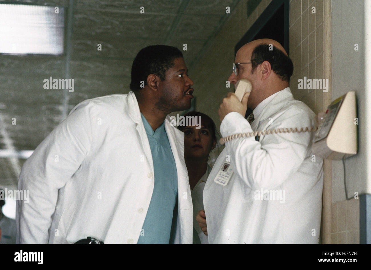 DATE DE SORTIE : Mars 13, 1992. Titre du film : l'article 99. STUDIO : Orion Pictures. Résumé : Un groupe de médecins dans un hôpital des anciens combattants doivent faire face à leur situation désespérée : trop de patients et pas assez de lits. La principale cause de leurs problèmes est de rigueur bureaucratique par les administrateurs de l'hôpital. Les médecins sont déterminés à donner le meilleur service qu'ils peuvent, même si cela signifie qu'en défiant les ordres de la direction et d'effectuer des opérations non autorisées. Sur la photo : Forest Whitaker, comme le Dr Sid Handleman. Banque D'Images