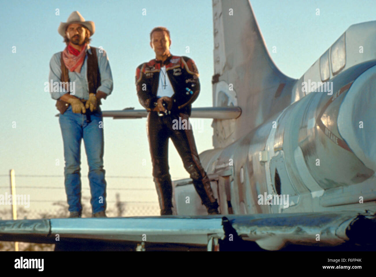 Août 23, 1991, à Las Vegas, NV, USA ; acteur Don Johnson (à gauche) stars comme Marlboro et Mickey Rourke comme Harley Davidson dans le direted Simon Wincer théâtre action, "Harley Davidson et l'Homme Marlboro' Banque D'Images