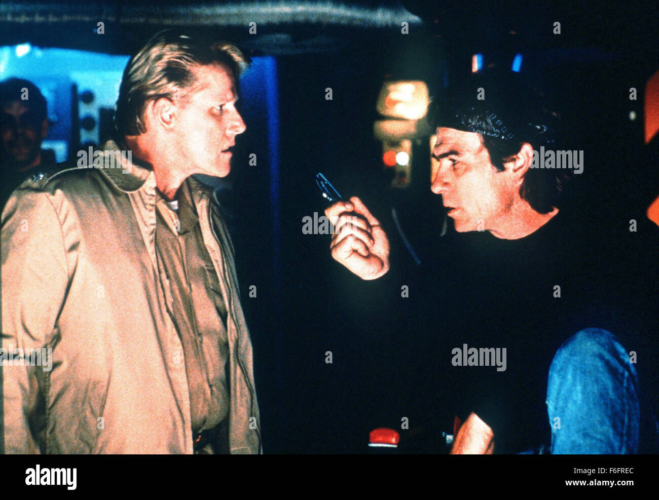 Oct 09, 1992 ; Hollywood, CA, USA ; Tommy Lee Jones comme William Stranix et GARY BUSEY que la Cmdr. Krill dans l'action, drame, thriller, ''assiégée'' réalisé par Andrew Davis. Banque D'Images