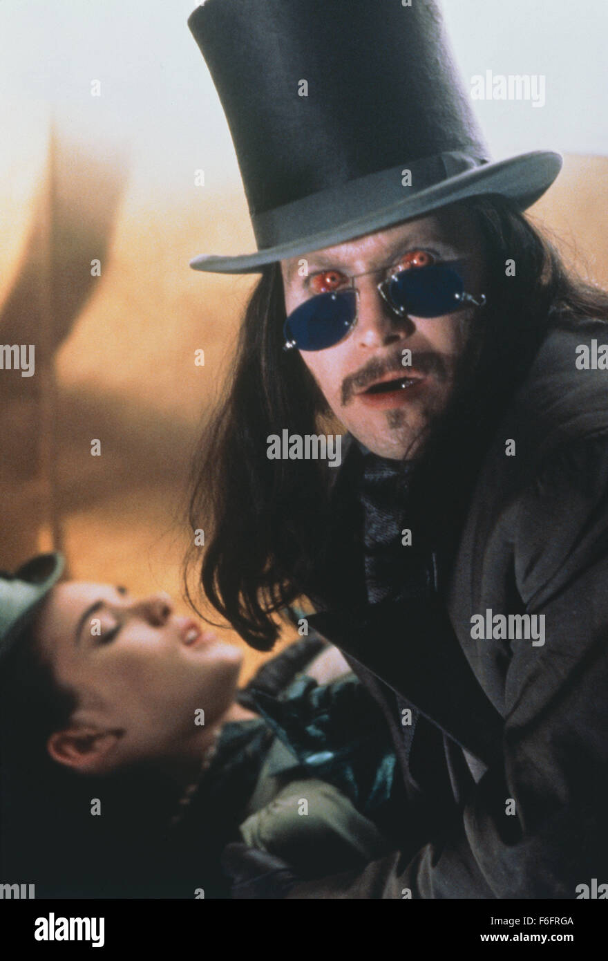 Nov 13, 1992 ; Hollywood, CA, USA ; réalisateur Francis Ford Coppola et Columbia Pictures vous apporter "Bram Stoker's Dracula.' avec Winona Ryder comme Mina Murray l'amour d'intérêt de Dracula joué par GARY OLDMAN. Banque D'Images