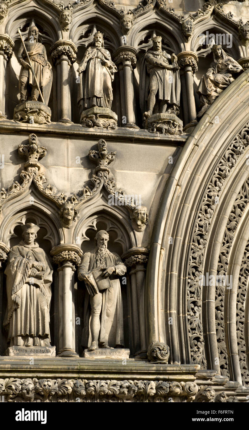 Détail de la sculpture de l'image complexe travail par John Rhind autour de l'entrée de la Cathédrale Saint-Gilles d'Édimbourg Banque D'Images