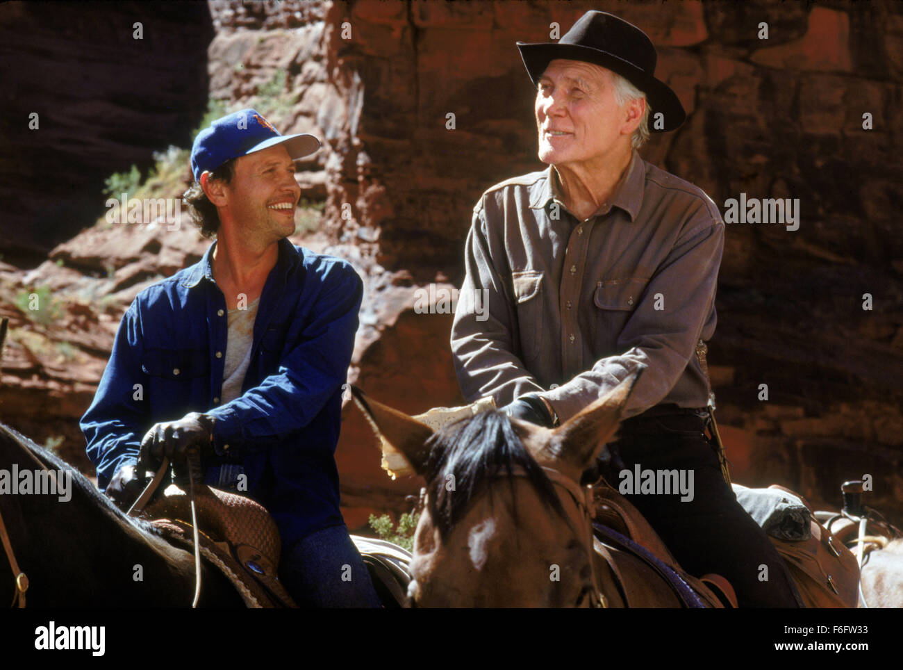 DATE DE SORTIE : Juin 10, 1994. Titre du film : City Slickers II : La Légende de Curly's Gold. STUDIO : Columbia Pictures Corporation. Résumé : La deuxième partie de City Slickers commence après la mort de Curly. Il est le 40e anniversaire de Mitch Robbins et la journée commence assez bien jusqu'à ce qu'il rentre à la maison (après une dure journée à la station de radio) et trouve son frère Glen, le mouton noir de la famille, dans son canapé. Néanmoins il est sur d'avoir un merveilleux anniversaire-nuit avec sa femme quand il découvre une carte au trésor de Curly par hasard. Avec Phil (à partir de la première partie) et malheureusement avec Glen Banque D'Images