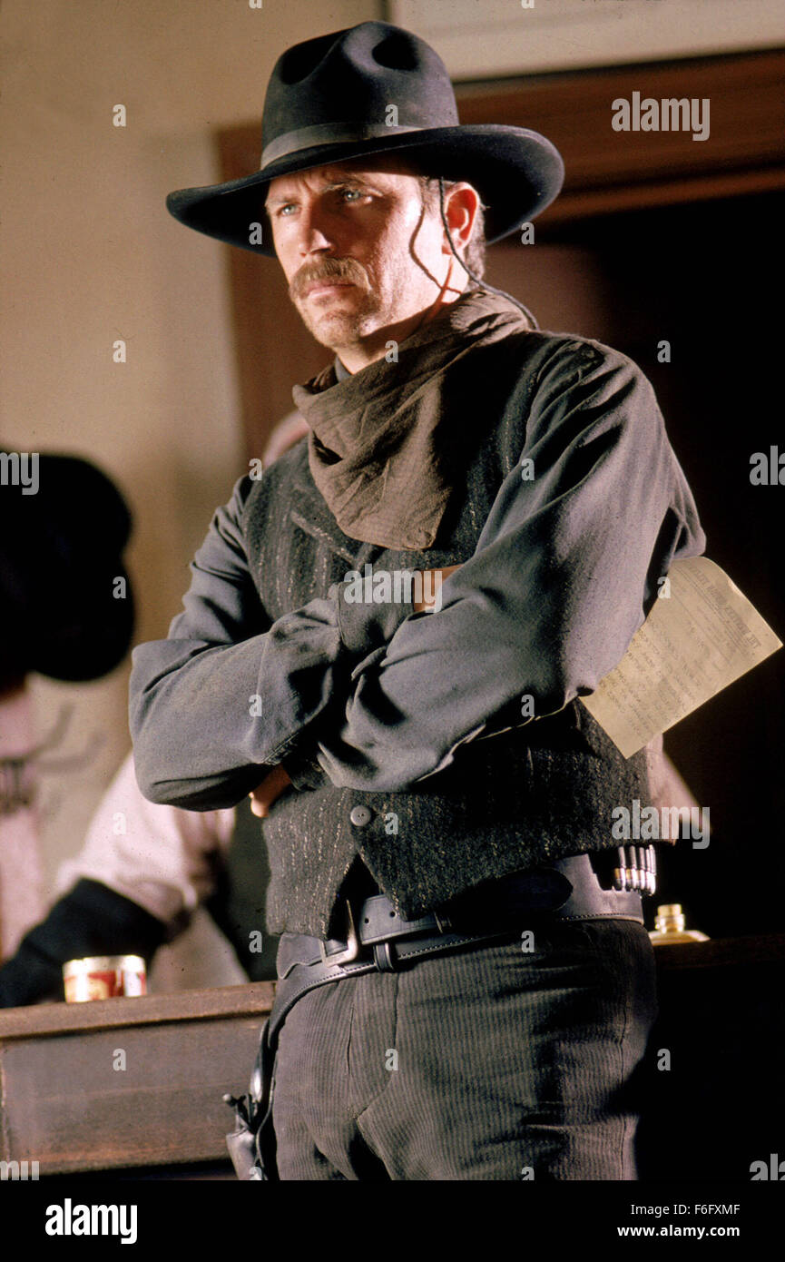 DATE DE SORTIE : juin 1994. Titre du film : Wyatt Earp. STUDIO : Tig Productions. PLOT : Wyatt Earp est un film sur un homme et sa famille. Plus d'un documentaire qu'Hollywood scintillants, ce film nous montre les bons moments et les mauvais moments de l'un des plus grands héros de l'Ouest. Photo : Kevin Costner dans Wyatt Earp. Banque D'Images