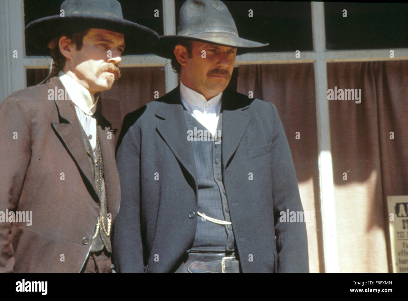 DATE DE SORTIE : Juin 24, 1994. Titre du film : Wyatt Earp. STUDIO : Tig Productions. PLOT : Wyatt Earp est un film sur un homme et sa famille. Plus d'un documentaire qu'Hollywood scintillants, ce film nous montre les bons moments et les mauvais moments de l'un des plus grands héros de l'Ouest. Photo : Kevin Costner dans Wyatt Earp. Banque D'Images