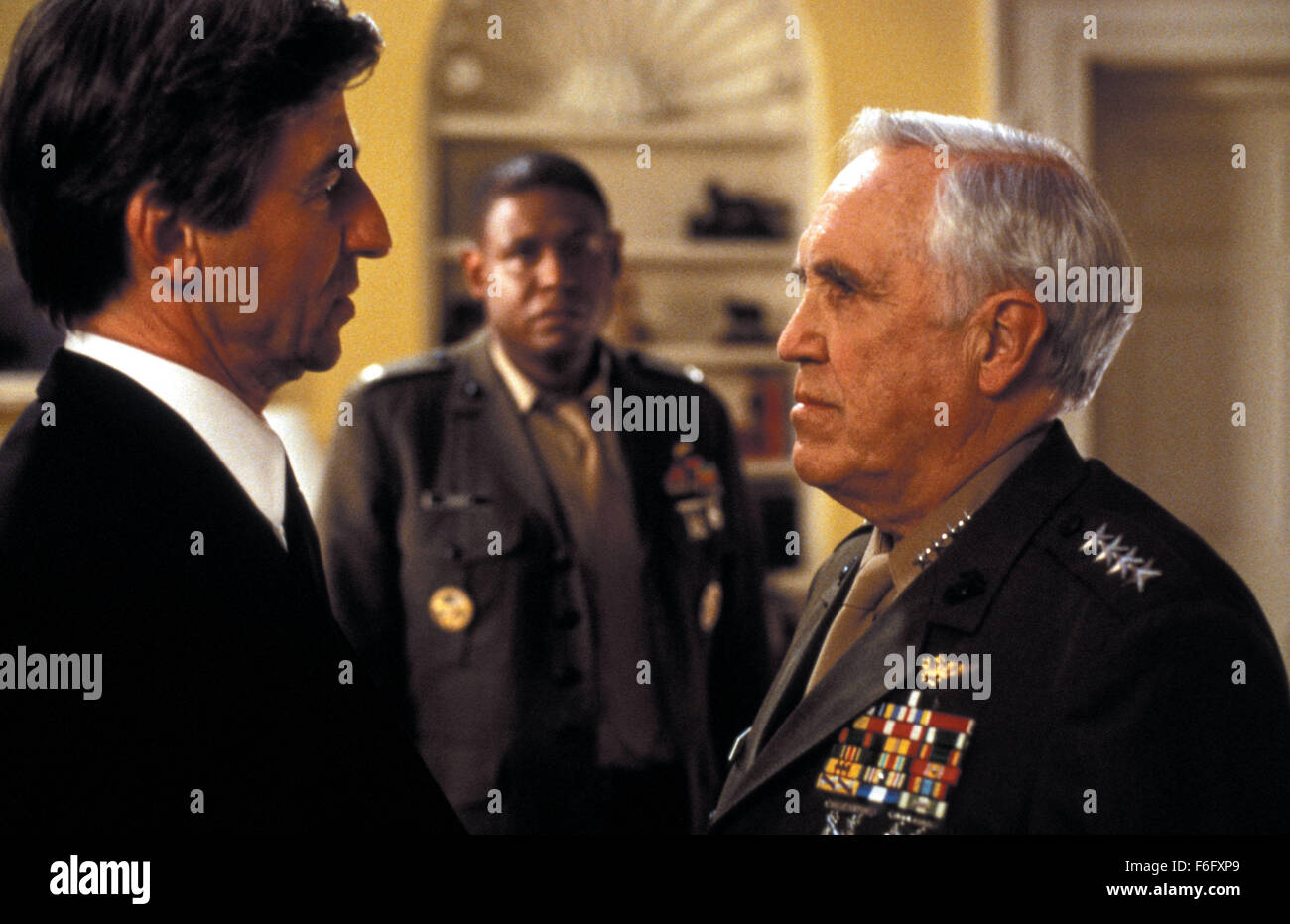 DATE DE SORTIE : Août 20, 1994. Titre du film : l'ennemi intérieur. STUDIO : Home Box Office (HBO). Résumé : Le Colonel Casey découvre ce qui semble être les plans par le Général Lloyd à utiliser de faux exercices militaires pour aider Jack Giddings dans ses plans d'expulser le Président Foster, de bureau. Le Colonel Casey, président et favoriser doit trouver l'évidence qu'il y a un coup d'état Planifié et l'arrêter, avant qu'il ait lieu. Malheureusement, il n'y a pas beaucoup de temps. Sur la photo : SAM Waterston comme président William Foster, Jason Robards comme général R. Lloyd Pendleton et Forrest Whitaker comme Colonel Mackenzie Casey. Banque D'Images