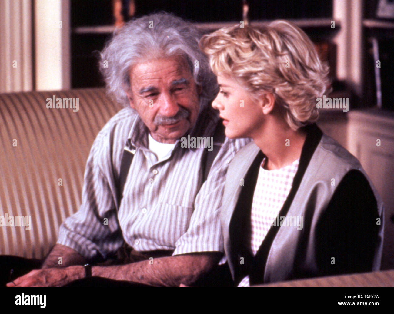 Déc 04, 1994 ; Rocky Hill, NJ, USA ; acteurs Walter Matthau comme Albert Einstein et Meg Ryan comme Catherine dans 'I.Q.'. Réalisé par Fred Schepisi. Banque D'Images