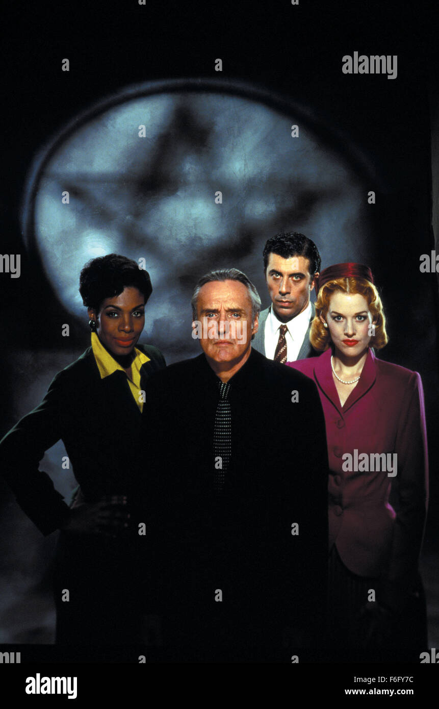 DATE DE SORTIE : Décembre 10, 1994. Titre du film : chasse aux sorcières. STUDIO : Home Box Office (HBO). Résumé : Le détective Philip Lovecraft vit à Los Angeles dans les années 1950, lorsqu'un sénateur ambitieux est la tenue des audiences, sur la Magie. La magie est la nouvelle influence dans la ville de guirlandes. Lovecraft est unique en ce qu'il est le seul qui refuse d'utiliser la magie dans son travail. Peu de temps après qu'il est embauché, il trouve son client, Kim Hudson, accusé du meurtre de son mari, un film l'exécutif. Philip utilise les tallents d'une sorcière locale, Kropotkine, d'expliquer ce qui se passe seulement à la voir accusé du meurtre et condamné à être bu Banque D'Images