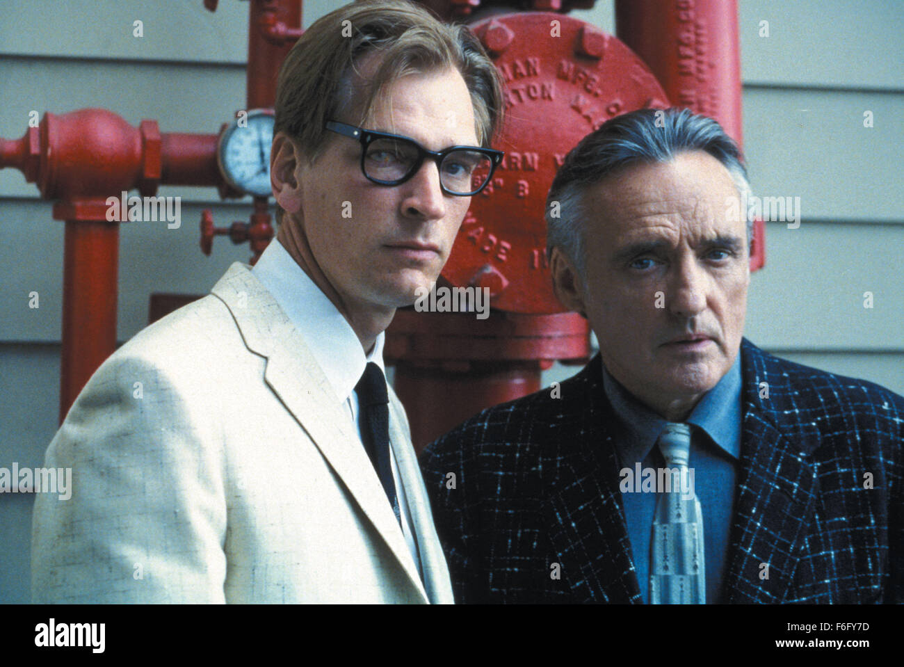 DATE DE SORTIE : Décembre 10, 1994. Titre du film : chasse aux sorcières. STUDIO : Home Box Office (HBO). Résumé : Le détective Philip Lovecraft vit à Los Angeles dans les années 1950, lorsqu'un sénateur ambitieux est la tenue des audiences, sur la Magie. La magie est la nouvelle influence dans la ville de guirlandes. Lovecraft est unique en ce qu'il est le seul qui refuse d'utiliser la magie dans son travail. Peu de temps après qu'il est embauché, il trouve son client, Kim Hudson, accusé du meurtre de son mari, un film l'exécutif. Philip utilise les tallents d'une sorcière locale, Kropotkine, d'expliquer ce qui se passe seulement à la voir accusé du meurtre et condamné à être bu Banque D'Images