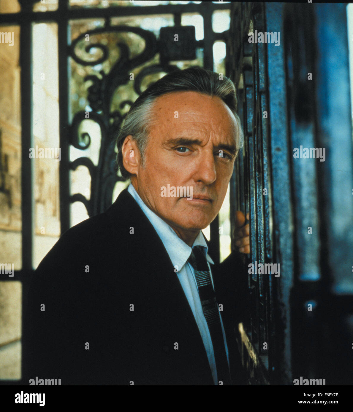 DATE DE SORTIE : Décembre 10, 1994. Titre du film : chasse aux sorcières. STUDIO : Home Box Office (HBO). Résumé : Le détective Philip Lovecraft vit à Los Angeles dans les années 1950, lorsqu'un sénateur ambitieux est la tenue des audiences, sur la Magie. La magie est la nouvelle influence dans la ville de guirlandes. Lovecraft est unique en ce qu'il est le seul qui refuse d'utiliser la magie dans son travail. Peu de temps après qu'il est embauché, il trouve son client, Kim Hudson, accusé du meurtre de son mari, un film l'exécutif. Philip utilise les tallents d'une sorcière locale, Kropotkine, d'expliquer ce qui se passe seulement à la voir accusé du meurtre et condamné à être bu Banque D'Images