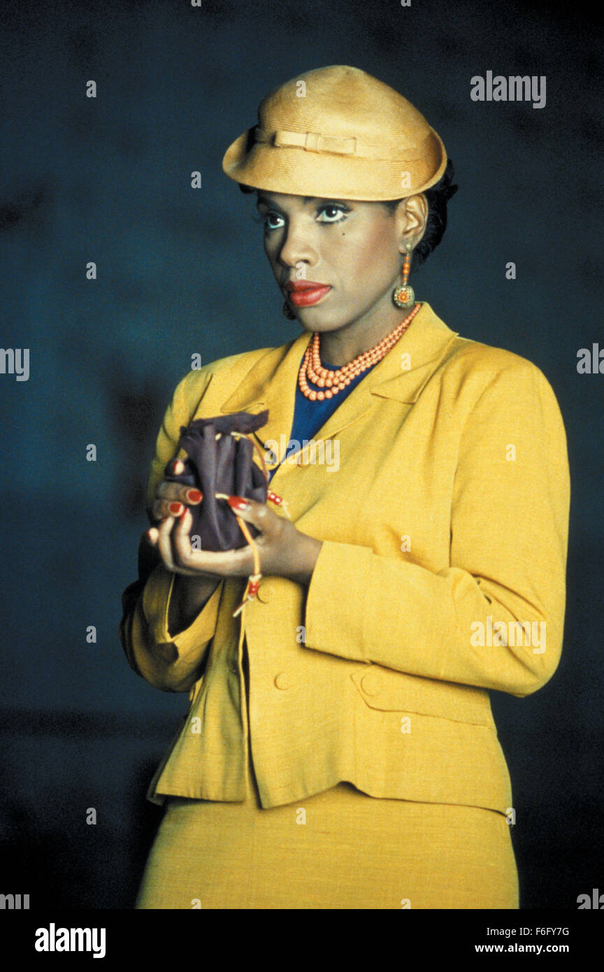 DATE DE SORTIE : Décembre 10, 1994. Titre du film : chasse aux sorcières. STUDIO : Home Box Office (HBO). Résumé : Le détective Philip Lovecraft vit à Los Angeles dans les années 1950, lorsqu'un sénateur ambitieux est la tenue des audiences, sur la Magie. La magie est la nouvelle influence dans la ville de guirlandes. Lovecraft est unique en ce qu'il est le seul qui refuse d'utiliser la magie dans son travail. Peu de temps après qu'il est embauché, il trouve son client, Kim Hudson, accusé du meurtre de son mari, un film l'exécutif. Philip utilise les tallents d'une sorcière locale, Kropotkine, d'expliquer ce qui se passe seulement à la voir accusé du meurtre et condamné à être bu Banque D'Images