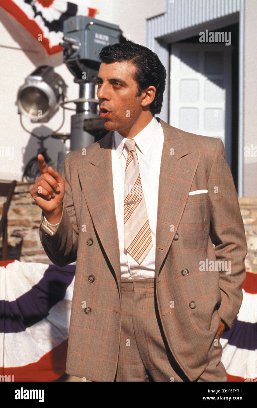 DATE DE SORTIE : Décembre 10, 1994. Titre du film : chasse aux sorcières. STUDIO : Home Box Office (HBO). Résumé : Le détective Philip Lovecraft vit à Los Angeles dans les années 1950, lorsqu'un sénateur ambitieux est la tenue des audiences, sur la Magie. La magie est la nouvelle influence dans la ville de guirlandes. Lovecraft est unique en ce qu'il est le seul qui refuse d'utiliser la magie dans son travail. Peu de temps après qu'il est embauché, il trouve son client, Kim Hudson, accusé du meurtre de son mari, un film l'exécutif. Philip utilise les tallents d'une sorcière locale, Kropotkine, d'expliquer ce qui se passe seulement à la voir accusé du meurtre et condamné à être bu Banque D'Images