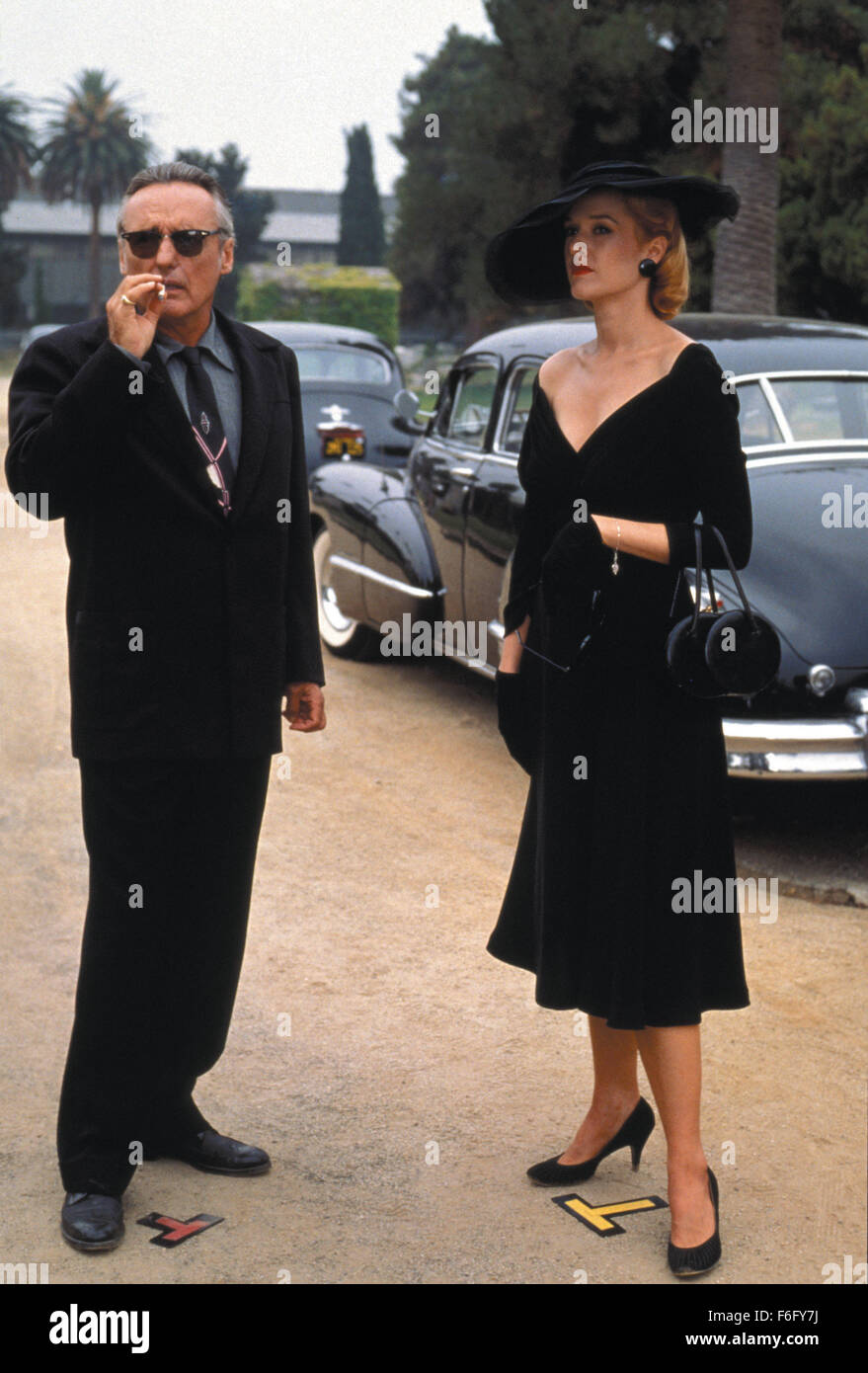 DATE DE SORTIE : Décembre 10, 1994. Titre du film : chasse aux sorcières. STUDIO : Home Box Office (HBO). Résumé : Le détective Philip Lovecraft vit à Los Angeles dans les années 1950, lorsqu'un sénateur ambitieux est la tenue des audiences, sur la Magie. La magie est la nouvelle influence dans la ville de guirlandes. Lovecraft est unique en ce qu'il est le seul qui refuse d'utiliser la magie dans son travail. Peu de temps après qu'il est embauché, il trouve son client, Kim Hudson, accusé du meurtre de son mari, un film l'exécutif. Philip utilise les tallents d'une sorcière locale, Kropotkine, d'expliquer ce qui se passe seulement à la voir accusé du meurtre et condamné à être bu Banque D'Images