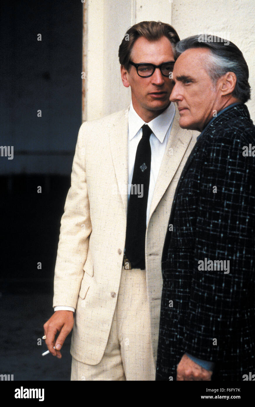 DATE DE SORTIE : Décembre 10, 1994. Titre du film : chasse aux sorcières. STUDIO : Home Box Office (HBO). Résumé : Le détective Philip Lovecraft vit à Los Angeles dans les années 1950, lorsqu'un sénateur ambitieux est la tenue des audiences, sur la Magie. La magie est la nouvelle influence dans la ville de guirlandes. Lovecraft est unique en ce qu'il est le seul qui refuse d'utiliser la magie dans son travail. Peu de temps après qu'il est embauché, il trouve son client, Kim Hudson, accusé du meurtre de son mari, un film l'exécutif. Philip utilise les tallents d'une sorcière locale, Kropotkine, d'expliquer ce qui se passe seulement à la voir accusé du meurtre et condamné à être bu Banque D'Images