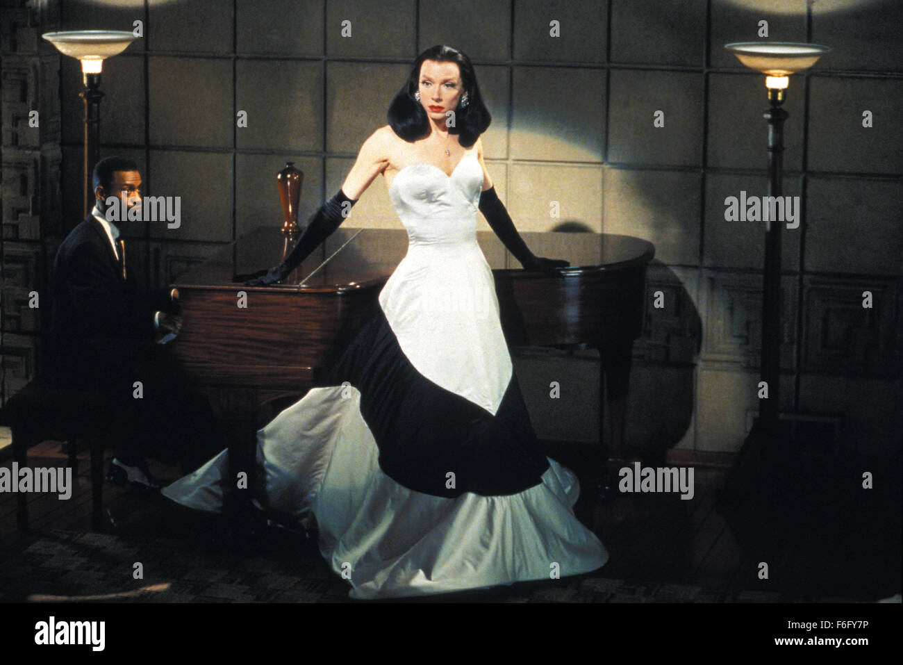 DATE DE SORTIE : Décembre 10, 1994. Titre du film : chasse aux sorcières. STUDIO : Home Box Office (HBO). Résumé : Le détective Philip Lovecraft vit à Los Angeles dans les années 1950, lorsqu'un sénateur ambitieux est la tenue des audiences, sur la Magie. La magie est la nouvelle influence dans la ville de guirlandes. Lovecraft est unique en ce qu'il est le seul qui refuse d'utiliser la magie dans son travail. Peu de temps après qu'il est embauché, il trouve son client, Kim Hudson, accusé du meurtre de son mari, un film l'exécutif. Philip utilise les tallents d'une sorcière locale, Kropotkine, d'expliquer ce qui se passe seulement à la voir accusé du meurtre et condamné à être bu Banque D'Images