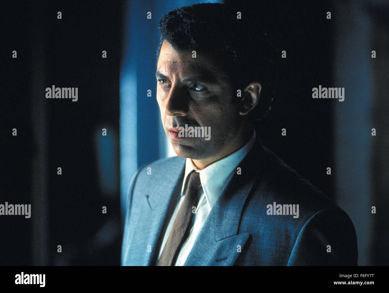 DATE DE SORTIE : Décembre 10, 1994. Titre du film : chasse aux sorcières. STUDIO : Home Box Office (HBO). Résumé : Le détective Philip Lovecraft vit à Los Angeles dans les années 1950, lorsqu'un sénateur ambitieux est la tenue des audiences, sur la Magie. La magie est la nouvelle influence dans la ville de guirlandes. Lovecraft est unique en ce qu'il est le seul qui refuse d'utiliser la magie dans son travail. Peu de temps après qu'il est embauché, il trouve son client, Kim Hudson, accusé du meurtre de son mari, un film l'exécutif. Philip utilise les tallents d'une sorcière locale, Kropotkine, d'expliquer ce qui se passe seulement à la voir accusé du meurtre et condamné à être bu Banque D'Images