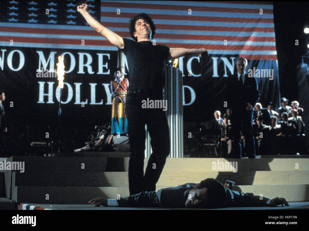 DATE DE SORTIE : Décembre 10, 1994. Titre du film : chasse aux sorcières. STUDIO : Home Box Office (HBO). Résumé : Le détective Philip Lovecraft vit à Los Angeles dans les années 1950, lorsqu'un sénateur ambitieux est la tenue des audiences, sur la Magie. La magie est la nouvelle influence dans la ville de guirlandes. Lovecraft est unique en ce qu'il est le seul qui refuse d'utiliser la magie dans son travail. Peu de temps après qu'il est embauché, il trouve son client, Kim Hudson, accusé du meurtre de son mari, un film l'exécutif. Philip utilise les tallents d'une sorcière locale, Kropotkine, d'expliquer ce qui se passe seulement à la voir accusé du meurtre et condamné à être bu Banque D'Images